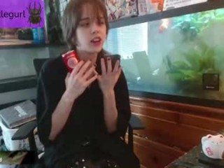 beetlegurl Sex appeal leggy cam doll gets her shaved hole fucked well on live cam